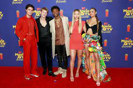 See the outer banks cast at the mtv movie and tv awards 2021 the pogues reunite at the mtv movie and tv awards, and damn, they look good. The Cast Of Outer Banks Pose Together 2021 Mtv Movie Awards Red Carpet