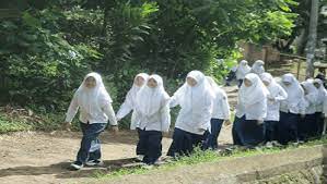 Bagaimana kata kata puisi tentang perpisahan sekolah yang mengharukan dan menyentuh di hati yang dipublikasikan berkas puisi, selengkpanya disimak saja puisi perpisahan sekolah sedih dengan judul puisi sepucuk surat perpisahan berikut ini. Puisi Perpisahan Sekolah 3 Bait