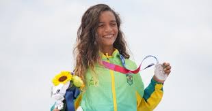 Mendes leal gained attention on the internet through viral videos depicting her skating in a tutu as well as her jumping off tall structures on her skateboard. Fau3bcq5qwitnm