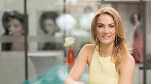 Inge rät ihm, bei merle anzuheuern, die dringend eine aushilfe während erikas aufenthalt in island sucht. Laura Preiss Gestorben Rote Rosen Star Mit 34 Jahren Fur Tot Erklart Fans Sind Schockiert News De