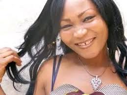 1er rencard, Elle à décapsulé la bière avec les dents puis Elle à lancé la  capsule en l'air et Elle a donné un coup de tête🥴🙄