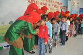 Ucapan perpisahan untuk guru tk. Anak Anak Tk Pertiwi Memberikan Salam Dan Ucapan Perpisahan Kepada Para Guru Mereka