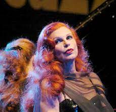 Un'artista poliedrica, che con il suo talento ha saputo conquistare intere generazioni di italiani. Iq 9srrjly3 2m