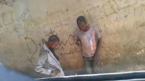 Aliyeimba kazi yangu ya dukani ni dogo mfaume, nyimbo zake ni maharufu ktk miaka ya 90 kama kinyago msela (shamba langu), baba asha (sungusungu hakulinda), hereni, upo wapi mama, na baadaye kuibuka tena miaka 2000 kwa kibao kupata ni majaliwa. Dogo Mfaume Hereni Dictionaries 1 Sw Tz Dic At Master Hason Dictionaries 1 Github