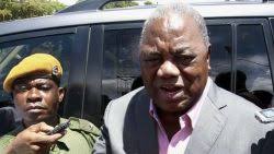 Oud-president Banda richt zich na zijn arrestatie tot zijn aanhang. Foto  AFP