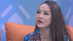 Cynthiara alona adalah salah seorang artis indonesia yang mengundang sensasi setelah kemunculan foto bugilnya di internet. R2x9c9l89hl1km