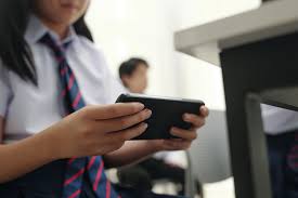 Celulares en la sala de clases: ¿herramienta pedagógica o distracción peligrosa?