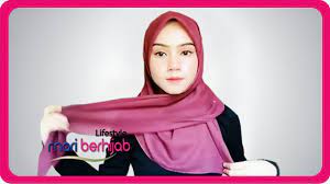 Maka dari itu di bawah ini akan di bahas mengenai kerudung segi empat motif dari beragam merk dan corak yang dimilikinya. 9 Model Gaya Cara Pakai Hijab Segiempat Simple Untuk Anak Sma Buat Hangout Sehari Hari Hijab Tutorial Model Hijab