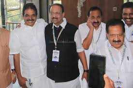 മുഖ്യമന്ത്രി സ്വപ്‌നങ്ങളിൽ നേതാക്കൾ; സൈബറിടത്തിൽ പോര്, നിസ്സഹായരായി നേതൃത്വം