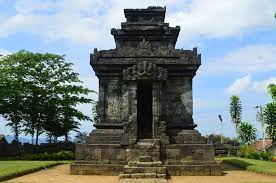 Candi ini menghadap ke arah barat dengan berdenah empat persegi panjang dengan tiga tingkatan. Reruntuhan Candi Perot Dan Cantiknya Candi Pringapus Asmara In Jogja