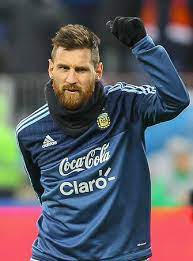 أصبح الساحر ليونيل ميسي أول لاعب في التاريخ ينال الكرة الذهبية 5 مرات، لأفضل لاعب في العالم، متفوقا على ميشيل بلاتيني. Ù„ÙŠÙˆÙ†Ù„ Ù…Ø³ÙŠ Ø§Ù„Ù…Ø¹Ø±ÙØ©