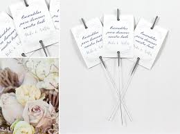 Son muy utilizadas para las bodas nocturnas, aportan un toque especial y se suelen utilizar para el comienzo del baile o para cualquier momento que los novios elijan para crear un. Porta Bengala Boda Salma Comotinta