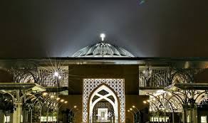 Di malaysia, terdapat banyak masjid yang cantik dari segi seni bina dan hiasan dalamannya. Gambar Masjid Kristal Dan 13 Masjid Lain Yang Paling Mempersonakan Di Malaysia