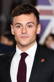 Daley update@tomdaley1994 is knitting during his diving competition! Tom Daley Has Knitted His Husband A Cardigan And It S Incredible
