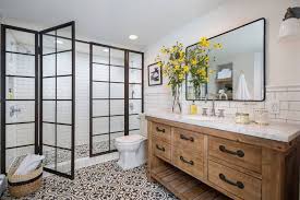 Spanische Badezimmer Bringen Meditarranen Hauch Ins Haus In 2020 Badezimmer Schwarz Traditionelle Bader Bad Inspiration
