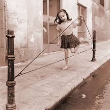Entonces ve a unos niños jugando en la calle, haciendo música. Nostalgia De Los 70 Juegos Infantiles Casi Desaparecidos