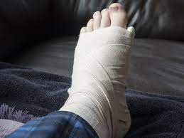 Jika mengalami nyeri yang menjalar dari pantat (atau dari pinggang) sampai ke belakang paha hingga belakang betis bahkan sampai telapak kaki maka coba. Patah Pergelangan Kaki Gejala Penyebab Dan Pengobatan Hello Sehat