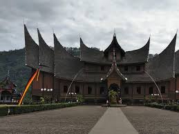 Rumah adat lampung mempunyai pondasi terbuat dari batu berbentuk persegi yang disebut umpak batu. Macam Macam Rumah Adat Yang Ada Di Indonesia Lengkap Sesuai Daerah Asalnya Ragam Bola Com