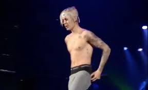Aquí está Justin Bieber, sin camiseta, bailando al ritmo de 