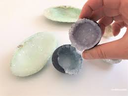 Experience A Faire A La Maison Fabriquer Des Cristaux En Geode En 2020 Experience A Faire Cristaux De Borax Faire Soi Meme