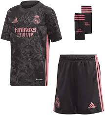 The jersey also has a bit of a floral design on the front and the sides and is inspired by the iconic azulejo tile art paintings. Amazon Com Adidas Madrid Temporada 2020 21 Real 3 Mini Third Kit Sports Outdoors