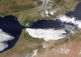 La temperatura y la humedad del aire, presión. El Machacon Viento De Levante Del Estrecho