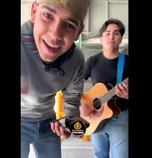 Jonathan Robles Cantando