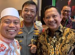 Tito karnavian is the new chief of the police of indonesian republic. Ustadz Das Ad Latif Bertemu Kapolri Idham Azis Dan Tito Karnavian Netizen Langsung Sebut Begini Riau24 Com