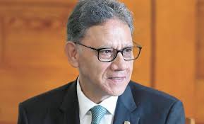 Un rector sentado sobre el polvorín