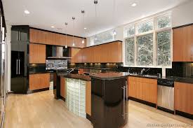 Kitchen Idea Of The Day Modern Two Tone Kitchens Modern Black Kitchen Modern Kitchen Design New Kitchen Designs