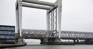 Spoorbrug bridge dordrecht and road bridge zwijndrechtse brug in the netherlands over the merwede spoorbrug bij de insulindeweg en de pontanusstraat foto 1. Gewapende Man Opgepakt Na Waarschuwingsschoten Overig Bndestem Nl