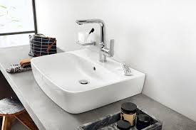 Auf Dem Waschtisch Aufgesetzt Und Doch Fix Mit Der Wand Verbunden Dieses Waschbecken Setzt Mit Seiner Fo Waschbecken Waschbecken Design Badezimmer Waschbecken
