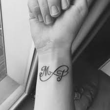 Tatuajes con letras, ya sean iniciales, frases, nombres, etc. Pin De Fabiana En Tattoos Disenos De Tatuaje Para Parejas Tatuaje De Pulsera Tatuaje Infinito