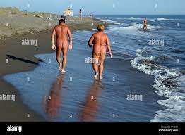 En pareja en la playa nudista, playa nudista en Montenegro Foto: pixstory /  Alamy Fotografía de stock 