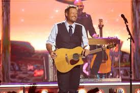 Blake Shelton Pays Tribute to the Late Don Schlitz by Leading ‘The Gambler’ Singalong at ACM Awards
