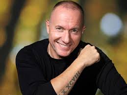 Un célèbre animateur télé se fait violemment détruire sur YouTube par  Pascal le grand frère : "C'est un fils de… il m'a promis des choses !" -  Public