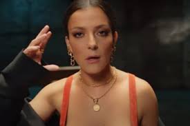 Depuis quelque temps, kev adams et camille lellouche semblent être devenus inséparables. Camille Lellouche Son Dernier Clip Fumette Agite La Toile Video Music Covers Creations