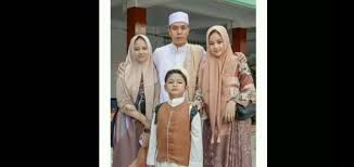 Rencananya jenazah akan dimakamkan, senin (7/10/2019) di pemakaman tambak, mojo, berdekatan dengan makam gus miek. Santri Lugu Keluarga Gus Kautsar Dan Ning Jazil Facebook