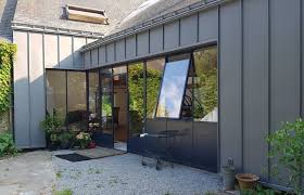 Acier Et Zinc Extension Moderne D Une Maison Traditionnelle Atelier De La Verriere En 2020 Bardage Exterieur Maison Maison Traditionnelle Extension Maison Bois