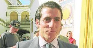 Profesionales del mundo del toro le hacen un quite a Juan Pedro Galán