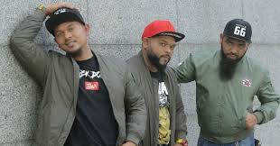 Raja lawak 5 kumpulan balas minggu 4. Dunia Penuh Gosip Kumpulan Jejaka Berjambang Dan Bulu Dada Kiut Juara Gegar Lawak 2018