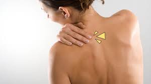 Pernahkah kamu merasa sakit / nyeri bagian dada sebelah kiri ? Jangan Sepelekan Sakit Punggung Sebelah Kiri Ini Penyebabnya Orami
