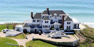Need to translate who owns from english and use correctly in a sentence? A New Taylor Swift Song Tells The Story Of Her Rhode Island Home