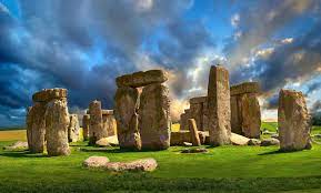 Yüzyıllar boyunca, tarihçiler ve arkeologlar, stonehenge'i pek çok gizem ile ilişkilendirerek üzerine kafa yordular. Stonehenge 5 Fragen Zum Geheimnisvollem Monument Geo