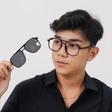 Cat eye frame 7003. Ada 3 varian warna Transparent tea, grey, clear. Buat  kamu yang suka frame dengan warna transaprent, ini bisa jadi pilihan buat  nambah koleksi kacamata kalian 😊✨. Grab it