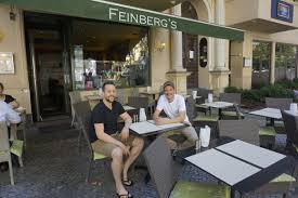 Hallo Aus Berlin Dass Yorai Feinberg Stilsicher In Puncto Asthetik Ist Israelische Kuche Stilsicher Kleine Restaurants