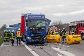 Maybe you would like to learn more about one of these? Fotos Schwerer Lkw Unfall A42 Bei Kamp Lintfort Stundenlang Gesperrt