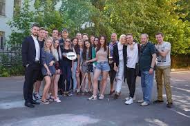 У дебютній пісні ліза василенко заспівала про втрачене кохання. Prodovzhennya Serialu Shkola Pokazhut Vesnoyu 2019 Roku
