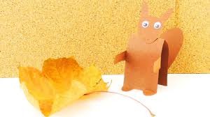 Viele waldtiere habe ich euch nun schon vorgestellt. Herbst Deko Selber Machen Susses Eichhornchen Basteln Mit Kindern Bastelanleitung Fur Kids Youtube