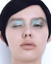 SEASON 01. Солнцестояние @yaspis.brand Рассвет сменяется закатом, а день  будто не наступает вовсе. Наши предки верили, что в самую длинную ночь года  рождается бог молодого солнца — Коляда. Его появление озаряет мир